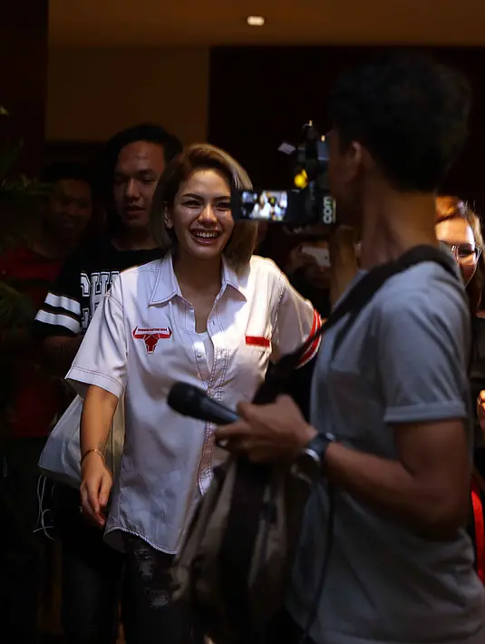 Ditemui di kawasan Kuningan, Jakarta Selatan, Selasa (14/3) Nikita Mirzani berusaha menghindari wartawan. Begitu juga saat ditanya kabar Evelyn. "Gak usah bahas itu. Yang lain aja bahasnya," ucap Niki. (Nurwahyunan/Bintang.com)