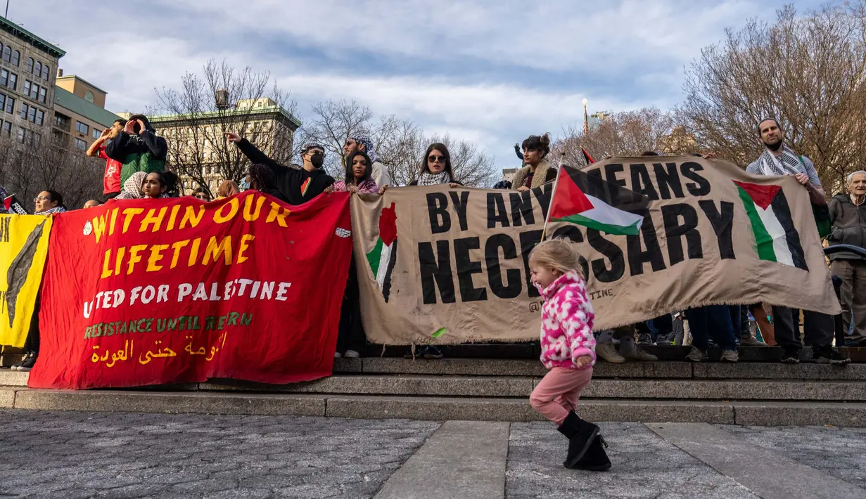 Kementerian Kesehatan Gaza mengatakan bahwa ada sekitar 5.000 wanita melahirkan setiap bulannya dalam kondisi yang sulit dan jauh dari rasa aman akibat penembakan serta tinggal di lokasi pengungsian. (David Dee Delgado/Getty Images North America/Getty Images via AFP)