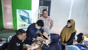 Dikepung Asap TPA Jatiwaringin, Warga Cek Kesehatan Dapat Obat dan Masker