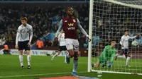 Jonathan Kodija merayakan gol keempat ke gawang Liverpool di perempat final Piala Carabao. Aston Villa menang 5-0 di Villa Park, Rabu dini hari WIB (18/12/2019). (AFP/Paul Ellis)