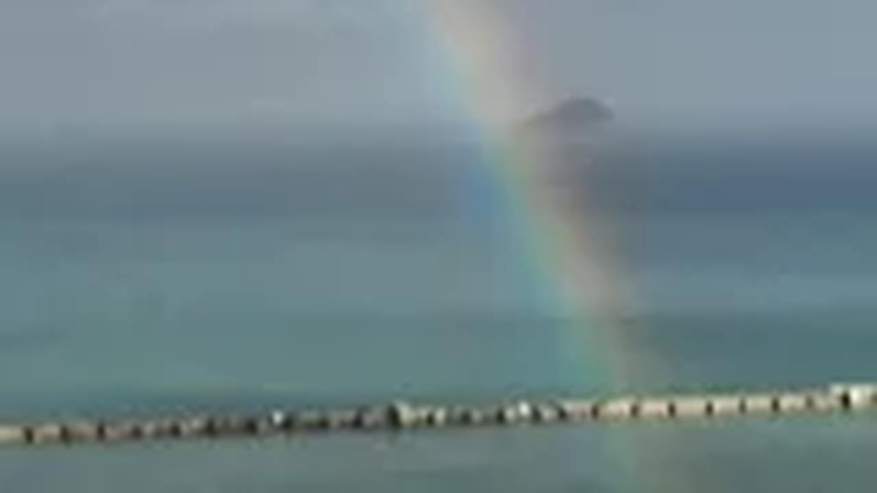 Pelangi akan muncul di langit saat matahari mulai bersinar setelah hujan berhenti.