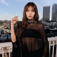 Melihat lebih dekat kalung mewah Lisa BLACKPINK di Golden Globes 2026 (@lalalalisa_m)