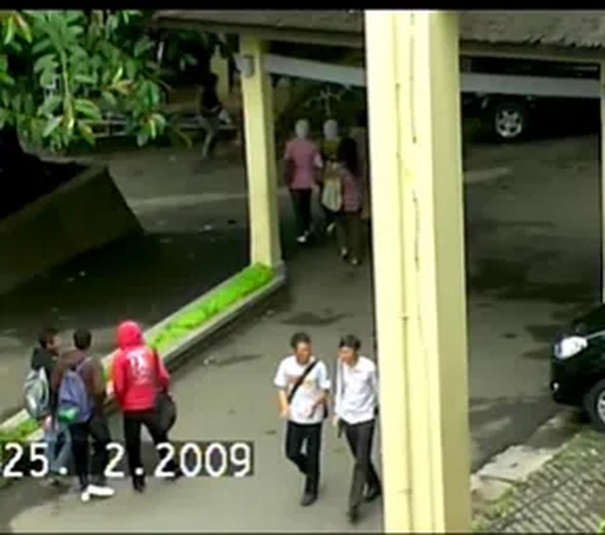 Dilansir dari akun TikTok @albiansyah_dox, Selasa (19/9) video lawas yang merekam suasana di Kampus Fakultas Ekonomi Universitas Pasundan banjir komentar warganet.