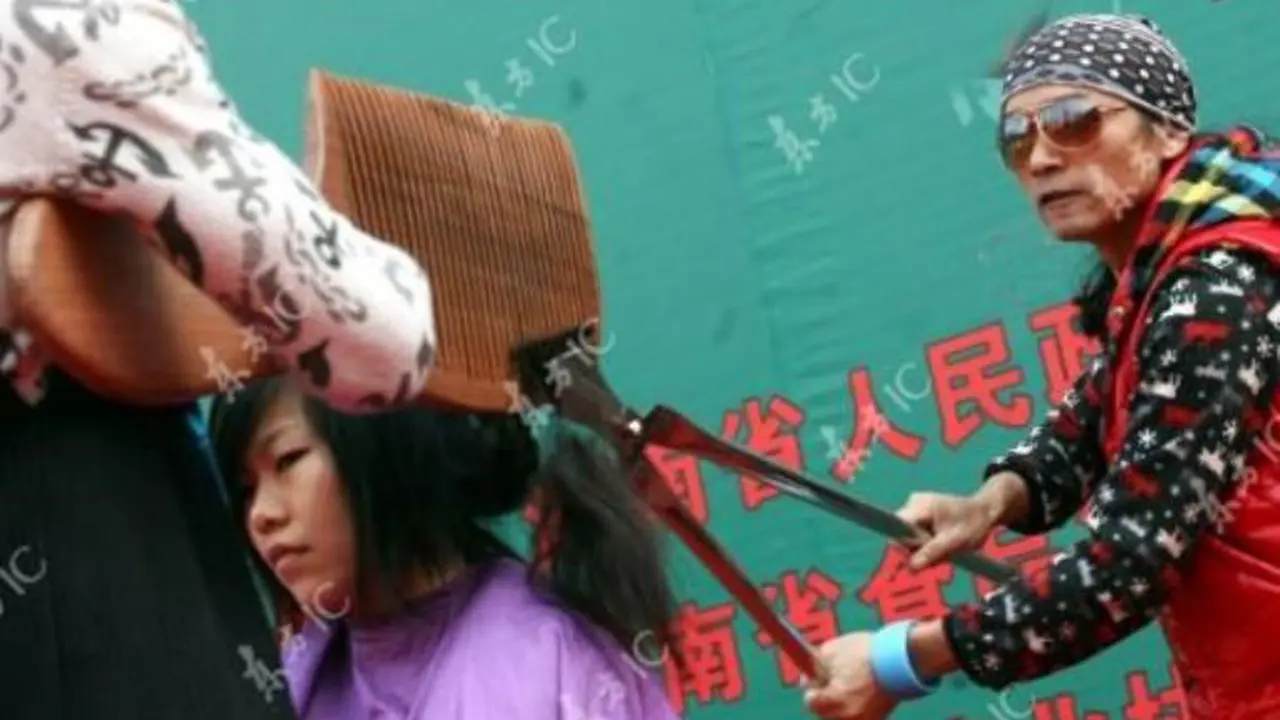 Potong Rambut dengan Gunting Kebun dan Sisir Raksasa, Berani Coba