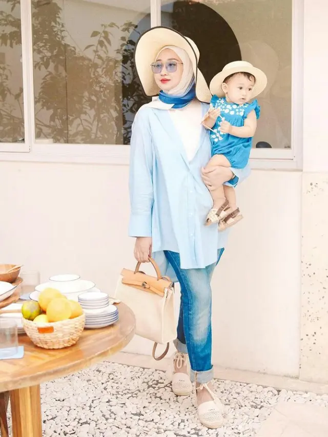 9 Inspirasi Outfit Hijab ke Pantai, Simple dan Modis