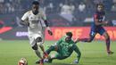 Pemain Real Madrid, Vinicius Junior (kiri) melewati kiper Barcelona, Inaki Pena Sotorres untuk mencetak gol pertama timnya pada laga final Piala Super Spanyol di Stadion King Saud University, Riyadh, Arab Saudi Senin (15/1/2024) dini hari WIB. (AP Photo)