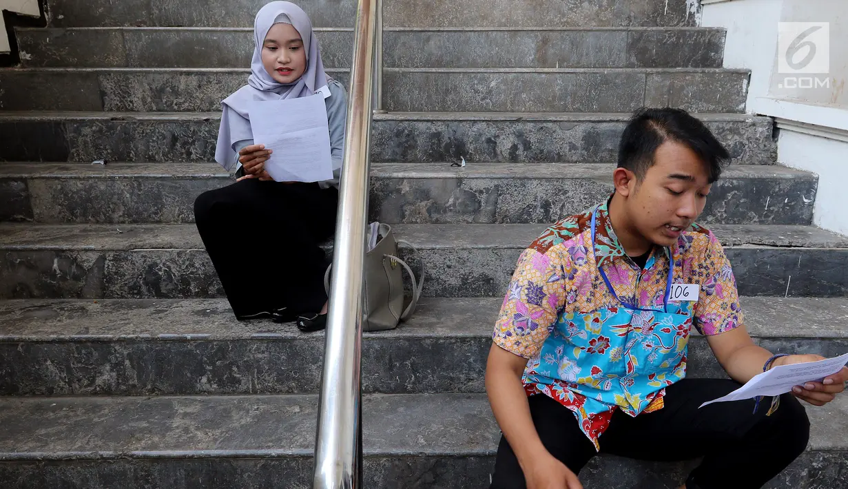 Peserta menghafal naskah saat mengikuti Kompetisi News Presenter dalam rangkaian Emtek Goes To Campus (EGTC) di Universitas Muhammadyah Malang, Selasa (25/9).(Liputan6.com/JohanTallo)