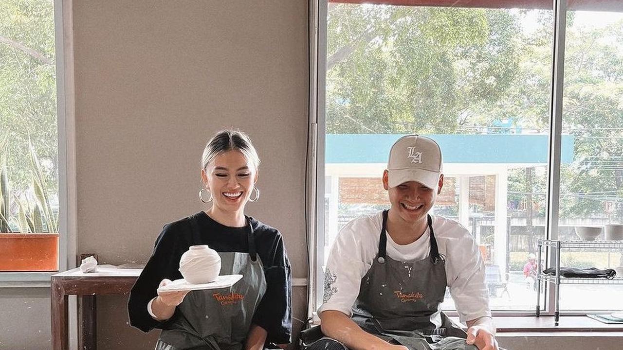 Momen Gemas Agnez Mo Masak Sayur Sop Untuk Adam Rosyadi, Diprotes Sang Pacar Kebanyakan Daun Bawang