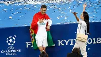 Cristiano Ronaldo berpose menunjukkan lima jarinya bersama kekasihnya Georgina Rodriguez saat merayakan kemenangannya di Liga Champions di Stadion NSK Olimpiyskiy, Ukraina (26/5). (AP/Darko Vojinovic)