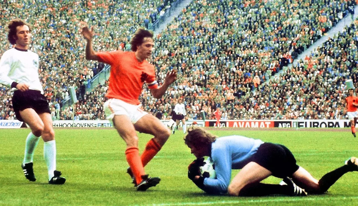 Johan Cruyff merupakan salah satu pemain tersukses dalam sejarah Ballon d'Or. Ia juga banyak mempersembahkan gelar untuk Ajax dan Barcelona, seperti Piala Eropa, Piala KNVB, gelar Liga Spanyol, dan Copa del Rey. Namun, ia tak pernah mengangkat trofi bersama Timnas Belanda. (AFP/Staff)