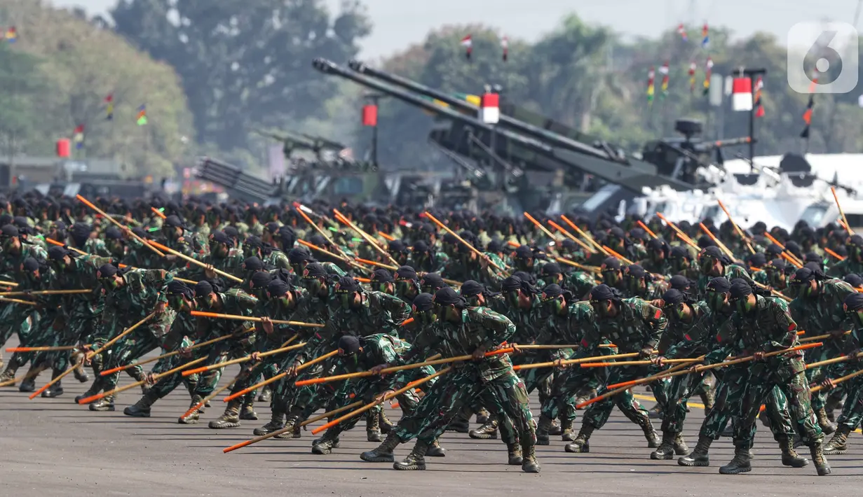 Atraksi bela diri prajurit TNI pada perayaan HUT ke-74 TNI di Taxy Way Echo Lanud Halim Perdanakusuma, Jakarta Timur, Sabtu (5/10/2019). HUT ke-74 TNI dihadiri oleh Presiden Joko Widodo atau Jokowi yang bertindak sebagai insprektur upacara. (Liputan6.com/JohanTallo)
