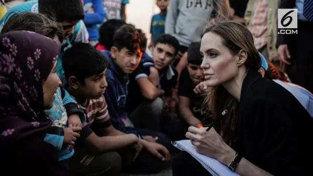 Angelina Jolie berkunjung ke Kenya untuk mendatangi sekitar 20 pengungsi remaja perempuan yang kini tinggal di Heshima Kenya Safe House. 