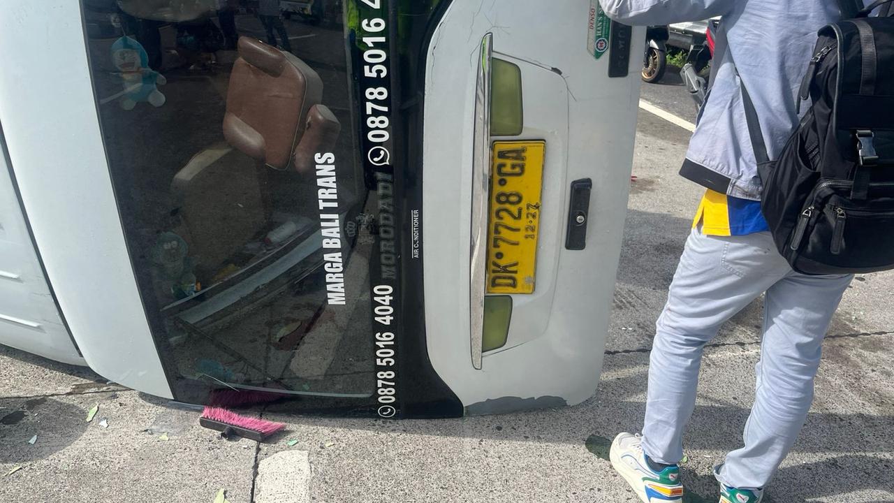 Mobil Travel Terguling di Tol Bali Mandara, 13 WNA China Terluka