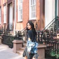 Rok mini berlayer dan t-shirt hitam membuat penampilan Maudy trendy banget. Selain itu, ia juga mengenakan denim jacket sebagai pemanis. Kece banget ya? (Instagram/maudyayunda)