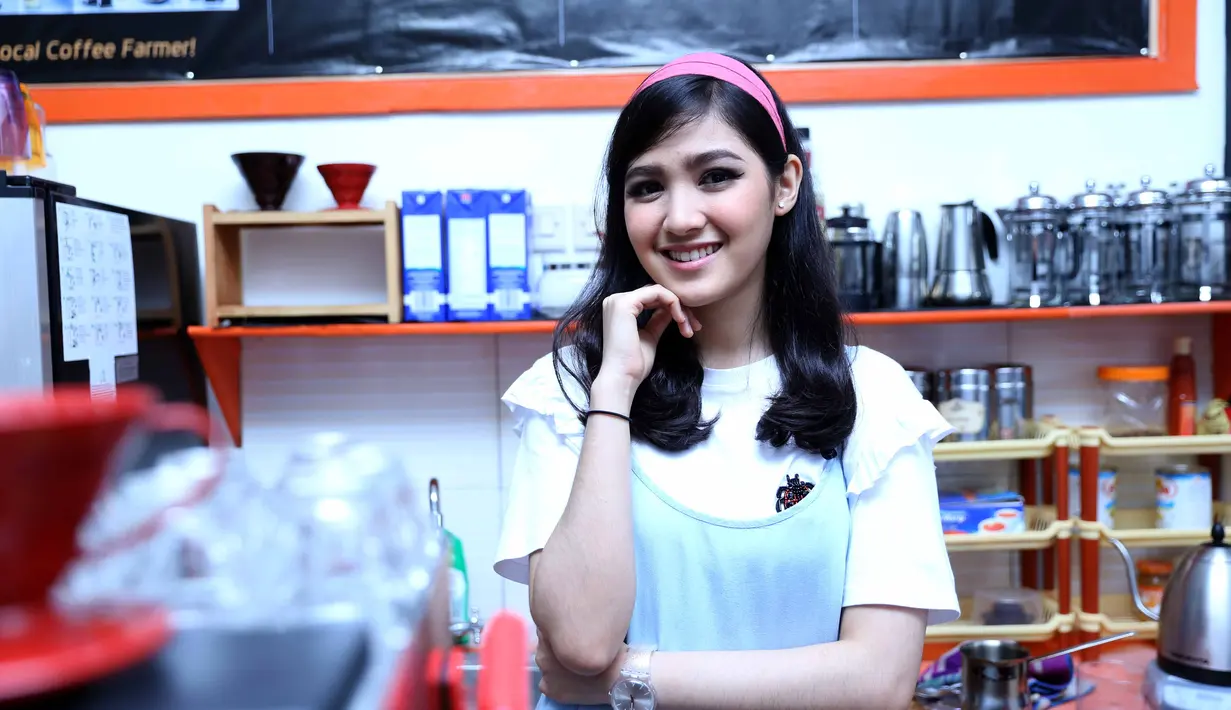 "Di awal episode tentang percintaan, suka-sukaan gitu anak abg (anak baru gede) sama persaingan antar sekolah. Karakter Kasih ekstrovert, tomboy. Apa yang dia mau harus tercapai," pungkas Cut Syifa. (Nurwahyunan/Bintang.com)