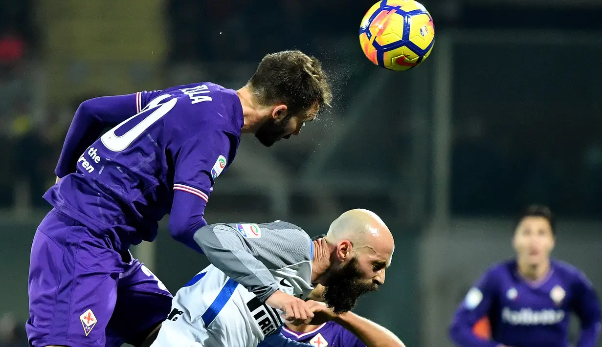 Duel udara pemain Fiorentina, German Pezzella (kiri) dengan pemain Inter Milan, Iglesias Borja Valero pada laga Serie A di Artemio Franchi Stadium, Florence, (5/1/2018). Inter bermain imbang 1-1 dengan Fiorentina. (AFP/Alberto Pizzoli)
