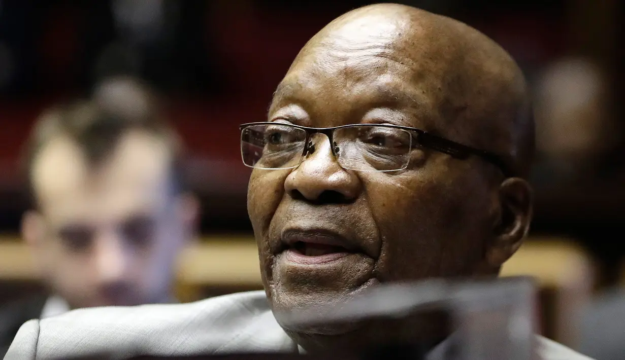 Mantan Presiden Afrika Selatan Jacob Zuma saat menjalani persidangan kasus korupsi di Pengadilan Tinggi di Pietermaritzburg (23/5/2019). Zuma (77) dituduh menerima suap dari perusahaan pertahanan Prancis Thales selama masa jabatannya. (AFP Photo/Themba Hadebe)