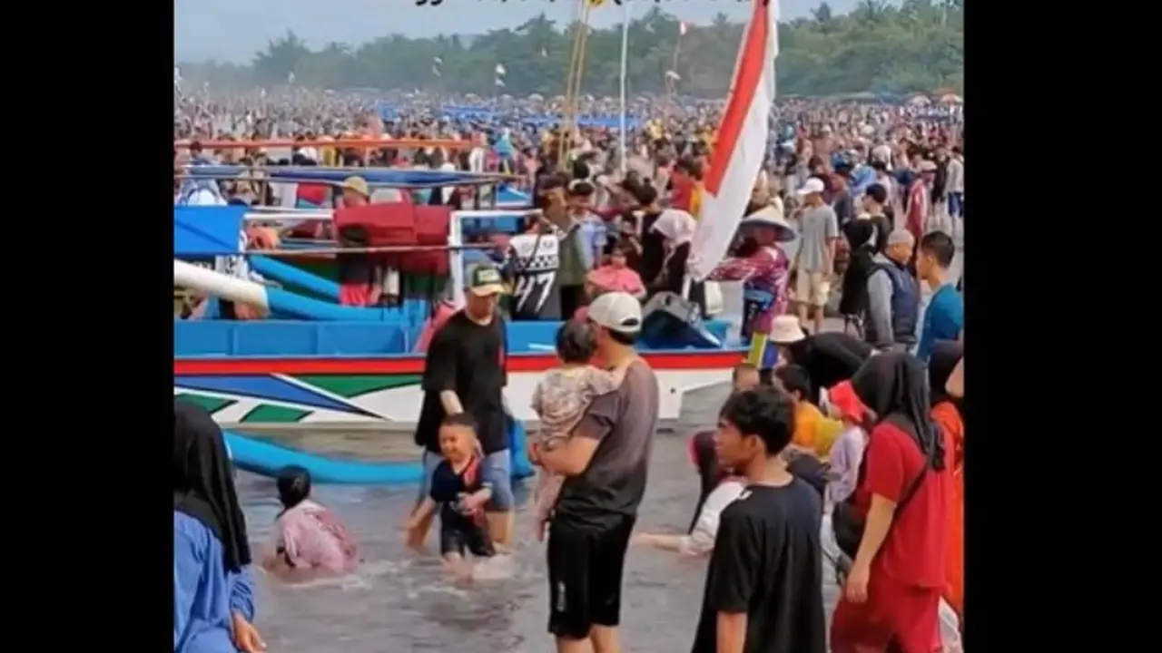 Pengunjung Pantai Pangandaran Membludak, Warganet: Mau Healing Malah Tambah Stres.
