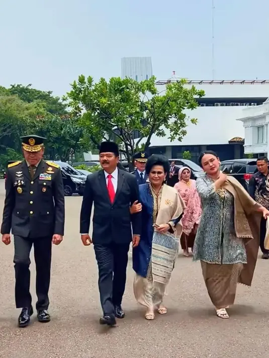 Tak jauh berbeda dari Annisa Pohan, Nanik Istumawati hadir di acara pelantikan sang suami mengenakan kebaya panjang warna biru tua. [Foto: Instagram/hadi.tjahjanto]