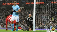 Pemain Manchester City, Sergio Aguero merayakan gol bunuh diri yang dilakukan pemain Watford, Christian Kabasele dalam lanjutan pekan ke-22 Premier League di Etihad Stadium, Selasa (2/1). Manchester City sukses mengalahkan Watford 3-1. (AP/Rui Vieira)
