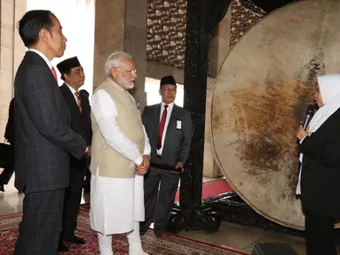 Presiden Joko Widodo bersama PM India Narendra Modi mendengarkan penjelasan ketika mengunjungi Masjid Istiqlal, Jakarta, Rabu (30/5). Kunjungan kenegaraan Narendra Modi tersebut membahas isu-isu bilateral, regional dan global. (Liputan6.com/Angga Yuniar)