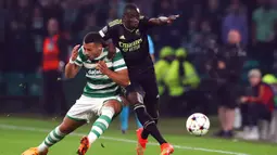 Pemain Celtic Giorgos Giakoumakis (kiri) berebut bola dengan pemain Real Madrid Ferland Mendy pada pertandingan sepak bola Grup F Liga Champions di Celtic Park, Glasgow, Skotlandia, 6 September 2022. Real Madrid mengalahkan Celtic dengan skor 3-0. (AP Photo/Scott Heppell)