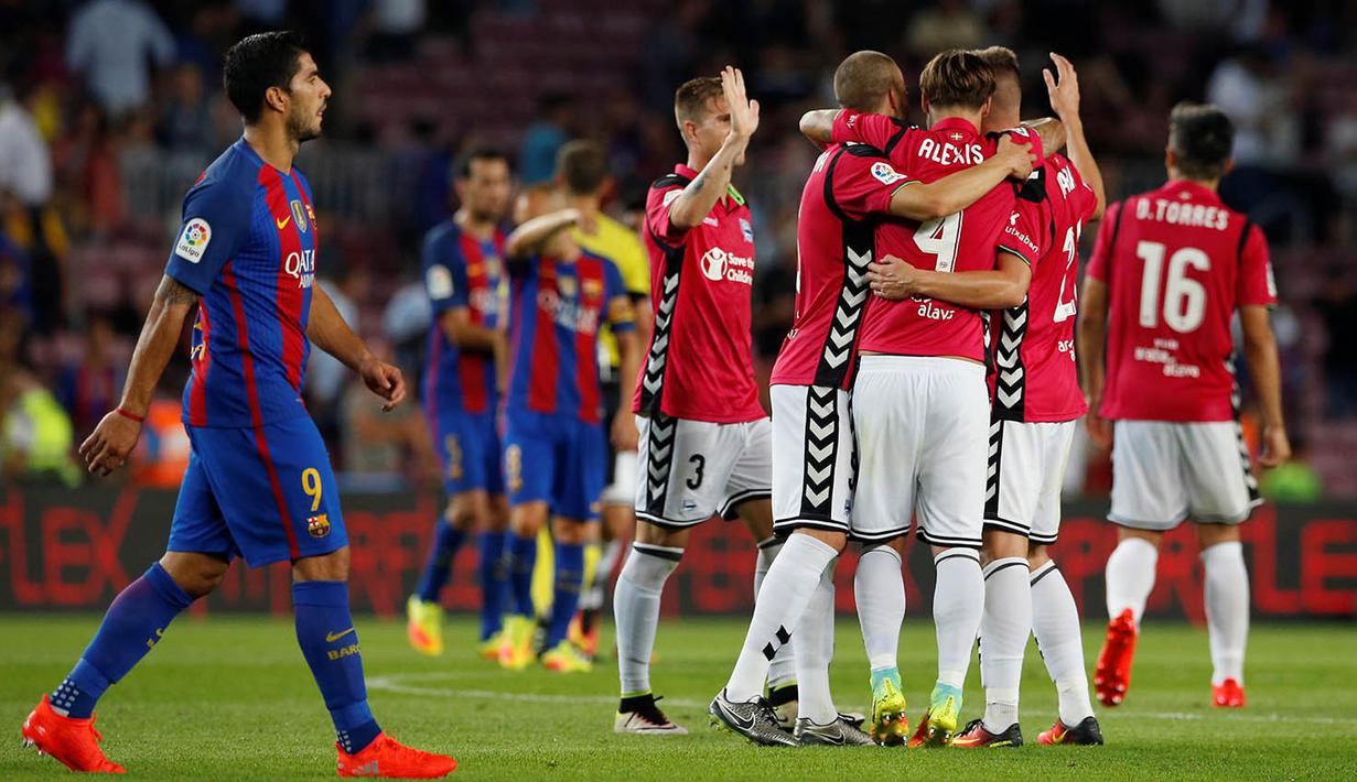 Para pemain Alaves merayakan kemenangan atas Barcelona. Gol kemenangan Alaves dicetak oleh Deyverson dan Ibai Gomez, sementara gol tunggal Barca diciptakan oleh Jeremy Mathieu. (Reuters/Albert Gea)