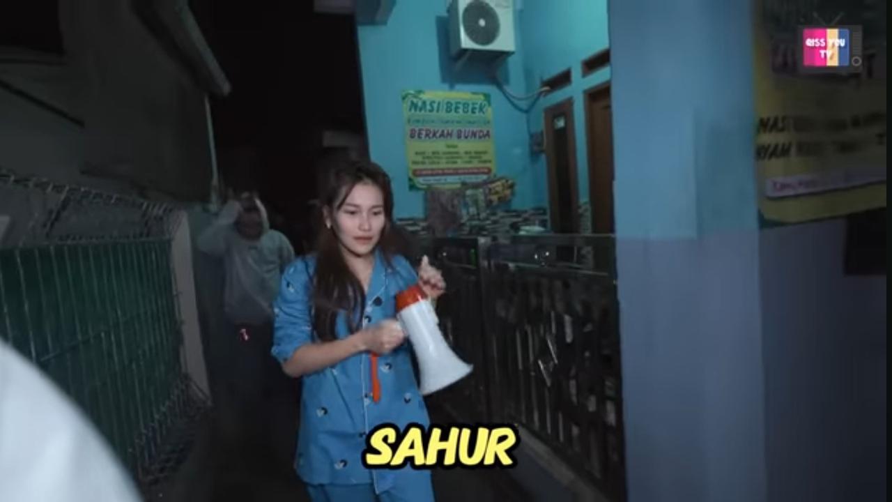 Potret Ayu Ting Ting Keliling Kampung Bangunkan Sahur Bareng Puluhan Pemuda, Ketuk Rumah Warga Bagi-bagi Makanan & Uang