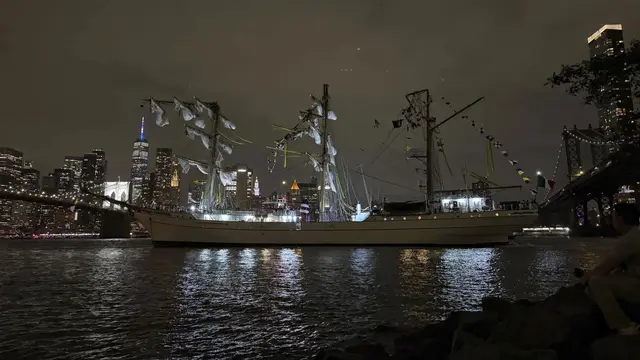 Sebuah kapal pelatihan Angkatan Laut Meksiko yang bertiang, Cuauhtémoc, terdampar setelah bertabrakan dengan Jembatan Brooklyn di New York pada Sabtu, 17 Mei 2025. (AP/Kyle Viterbo)