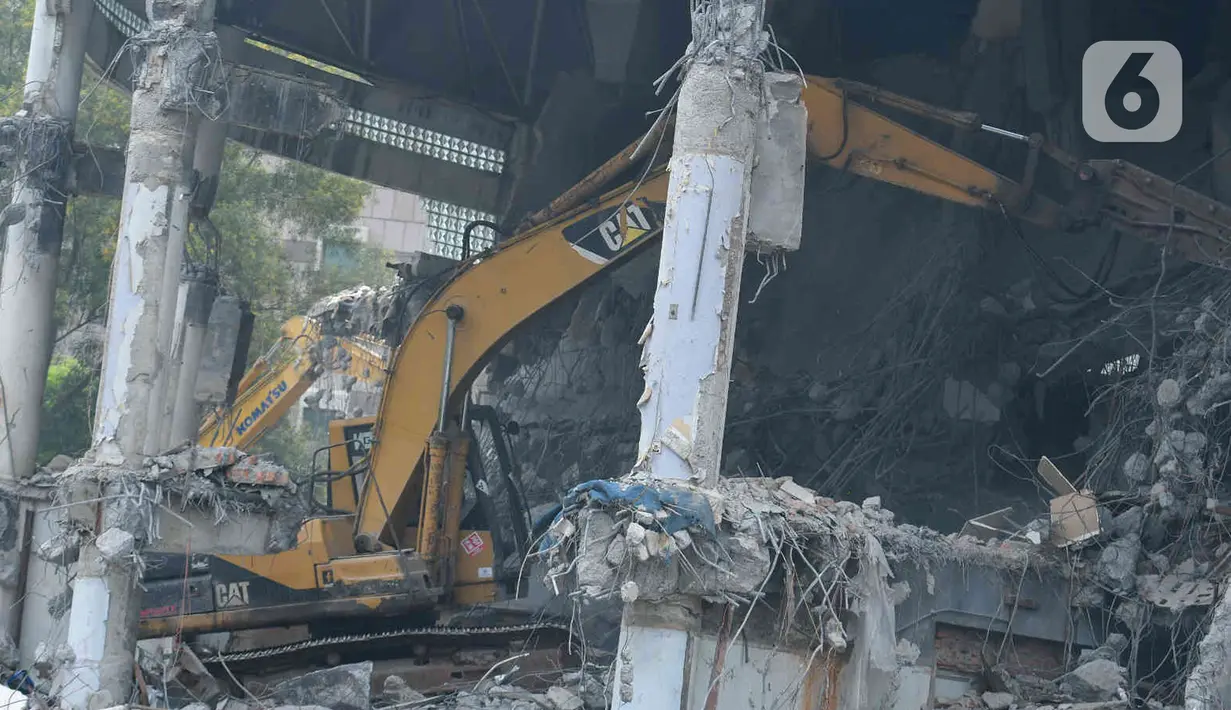 Alat berat terlihat saat pengerjaan renovasi di TMII, Jakarta, Rabu (26/1/2022). Kegiatan renovasi tersebut meliputi penanganan jalan kawasan TMII, penataan area gerbang utama, renovasi joglo (Sasono Utomo, Sasono Langen Budoyo, Sasono Adiguno), dan renovasi museum. (Liputan6.com/Herman Zakharia)