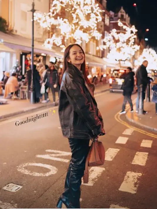 Enzy Storia melengkapi penampilan kecenya dengan skinny leather pants dan boots
 [instagram/enzystoria]
