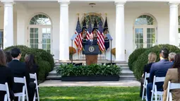 Joe Biden pada Kamis (7/11/2024) meminta warga AS untuk menurunkan suhu politik dan menerima hasil pemilu setelah kemenangan Donald Trump dalam pemilihan presiden. (SAUL LOEB/AFP)