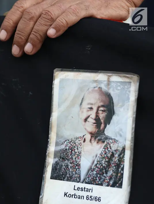 Jaringan Solidaritas Korban untuk Keadilan (JSKK) membawa foto saat menggelar aksi Kamisan di depan Istana Merdeka, Jakarta, Kamis (20/12). Aksi Kamisan ini sudah masuk yang ke-567. (Liputan6.com/Immanuel Antonius)