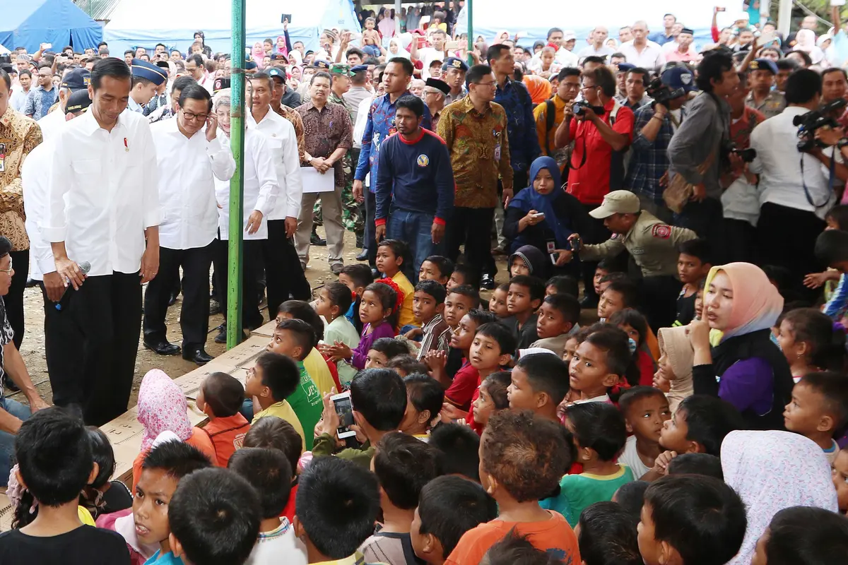 20161209-Kunjungi Pengungsi Gempa, Jokowi Bagi-Bagi Buku-Aceh