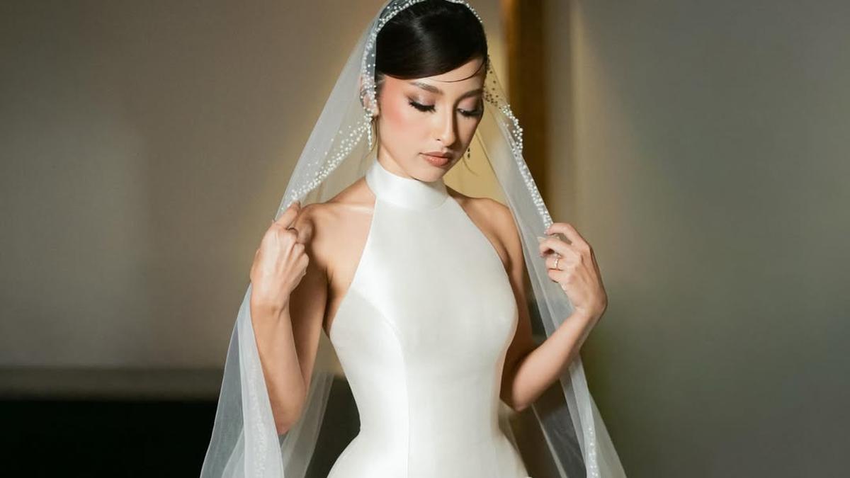 Jennifer Coppen Tampil Modern dengan Gaun Halterneck di Resepsi Pernikahan Bali, Dipadukan Veil 4 Meter yang Dramatis