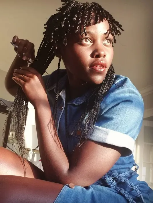 Ia sendiri kini merasa makeup adalah akseoris. Ia nyaman memakainya namun tak harus dipakai jika hanya ingin merasa cantik. (instagram/lupitanyongo)