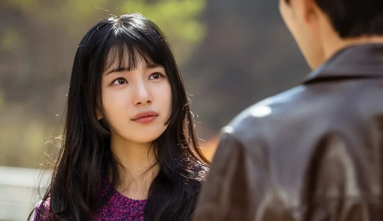 Tak heran jika k-drama ini menjadi trending, karena setelah sekian lama tak muncul, penampilan Bae Suzy di Doona ini sungguh memukau. Ciri khas penampilannya di k-drama Doona ini adalah gaya rambut hime-nya. Rambut panjang berwarna hitam dengan poni rata. [Foto: Instagram/skuukzky]