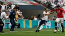 Penyerang Tottenham Hotspur, Harry Kane berusaha merebut bola yang dibawa Chris Smalling saat bertanding pada semifinal Piala FA di stadion Wembley di London, (21/4). MU menang atas Tottenham 2-1. (AP Photo/Kirsty Wigglesworth)