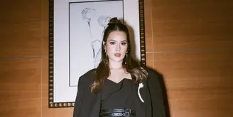 Raisa memiliki gaya yang begitu variatif. Kali ini, ia tampil denga gaya rambut half bun yang memikat. Gaya rambut ini bisa disempurnakan dengan ragam outfit sehari-hari. [Foto: Instagram/ Raisa]