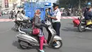 Polisi lalu lintas India Ranjeet Singh memperingatkanpengendara motor di persimpangan Indore, India (22/12). (AFP Photo/Indranil Mukherjee)