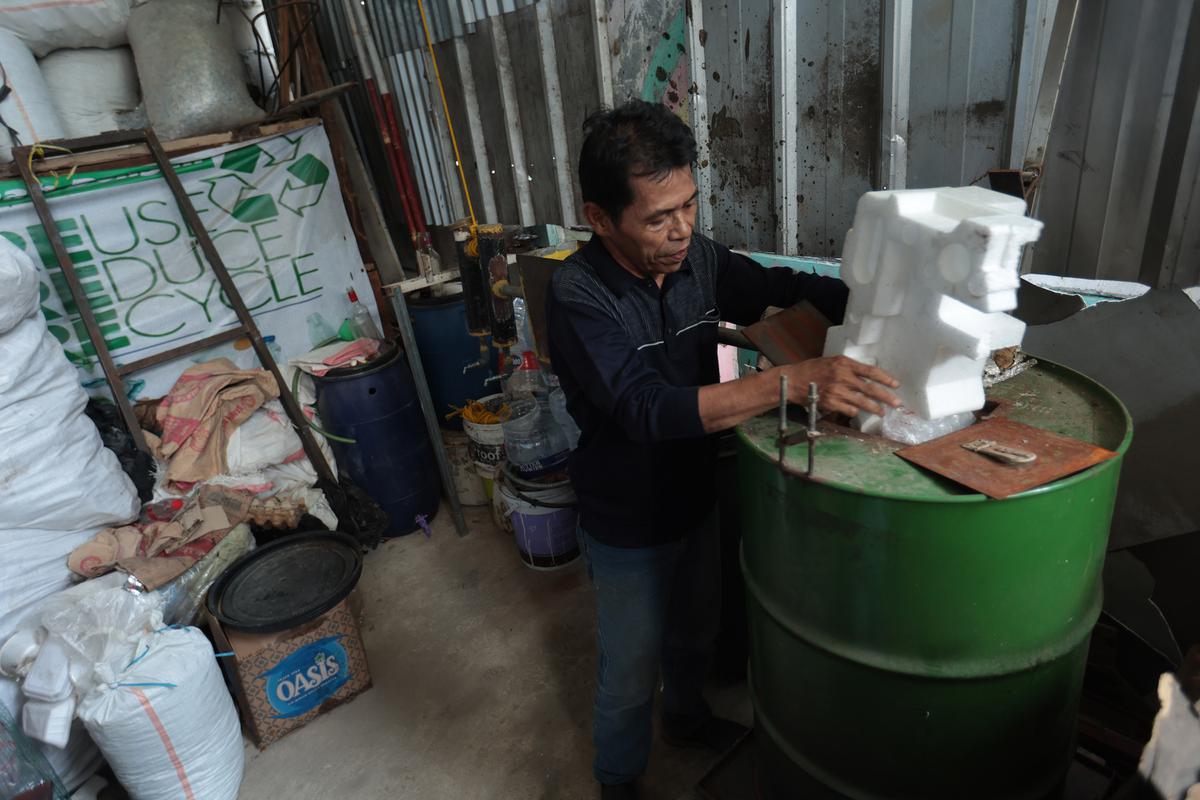 Dari Tumpukan Sampah Plastik Menjadi Bahan Bakar Alternatif