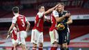 Para pemain Arsenal merayakan keberhasilan kiper Bernd Leno usai menggagalkan eksekusi penalti gelandang Chelsea, Jorginho, dalam laga lanjutan Liga Inggris 2020/21 pekan ke-15 di Emirates Stadium, London, Sabtu (26/12/2020). Arsenal menang 3-1 atas Chelsea. (AFP/Julian Finney/Pool)