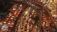 Jelang libur panjang yang jatuh pada tanggal 5 dan 6 Mei, ribuan kendaraan terjebak macet di Tol Dalam Kota arah Tol Cikampek, Jakarta, Rabu (4/5). Foto diambil pada malam hari sekitar pukul 7. (Liputan6.com/Gempur M Surya)