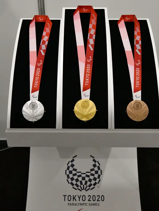 Medali perak, emas, dan perunggu Paralimpiade Tokyo 2020 ditampilkan saat Chef de Mission Seminar bersama Komite Paralimpiade Nasional masing-masing negara di Tokyo, Jepang, Selasa (10/9/2019). Medali Paralimpiade Tokyo 2020 dibuat ramah untuk atlet tunanetra. (Toshifumi Kitamura/AFP)