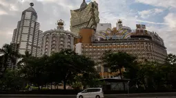 Pandangan Kasino Lisboa yang telah ditutup menyusul ancaman Topan Mangkhut di Makau, Minggu (16/9). Makau menutup semua kasino untuk pertama kalinya dalam sejarah akibat badai terbesar tahun ini yang bergerak dari Filipina ke China. (AFP/ISAAC LAWRENCE)