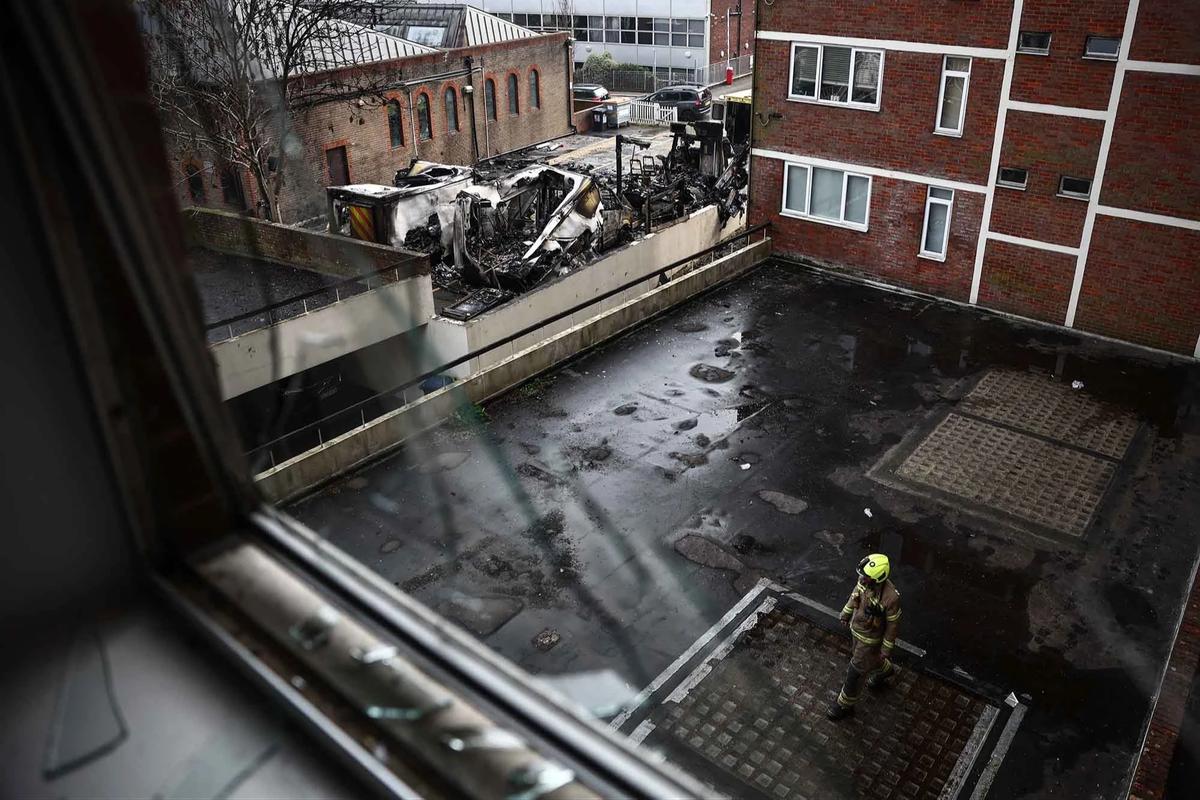 FOTO:  Ambulans Milik Komunitas Yahudi Dibakar di London Utara