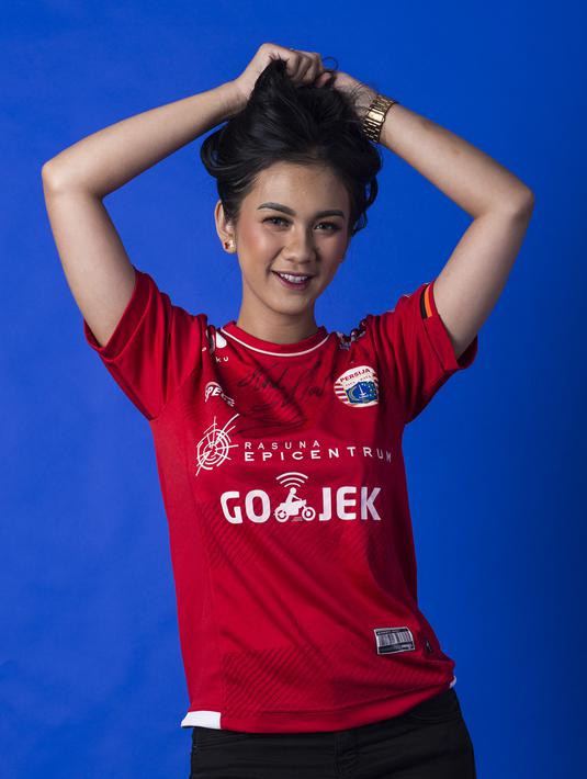 Saking cintanya dengan Macan Kemayoran, Suroya punya pengalaman diputuskan oleh pacarnya karena lebih memilih menonton persija Jakarta. (Bola.com/Yoppy Renato)