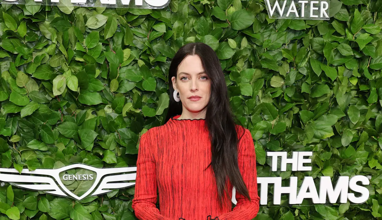 Riley Keough memberikan kejutan dengan gaun drop-waist Chanel Spring 2026 yang dihiasi rok motif painterly. Berbeda dari beberapa penampilan sebelumnya yang terasa terlalu kalem untuk dirinya sebagai ambassador, kali ini gaun tersebut memberi ruang bagi kepribadiannya untuk bersinar. Hasilnya adalah tampilan yang terasa lebih bebas, lebih hangat, dan jauh lebih Riley.  [dok/chanel].