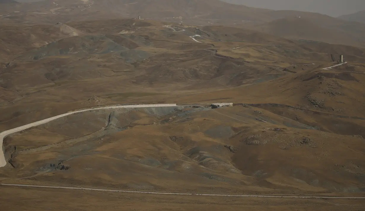 Tembok pembatas sedang didirikan di sepanjang perbatasan antara Turki dan Iran, di Provinsi Van, Turki timur, Kamis (19/8/2021). Untuk mencegah pendatang gelap dari Afghanistan, Turki mulai membangun tembok pembatas dan menara pengawas di Provinsi Van. (AP Photo/Emrah Gurel)