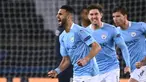 Gelandang Manchester City, Riyad Mahrez (kiri) melakukan selebrasi usai mencetak gol kedua timnya ke gawang Paris Saint-Germain dalam laga leg pertama semifinal Liga Champions 2020/2021 di Parc des Princes, Paris, Rabu (28/4/2021). Manchester City menang 2-1 atas PSG. (AFP/Anne-Christine Poujoulat)